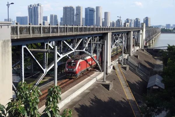一列火车从杭州钱塘江大桥的下层铁路桥驶过图片源自新华社