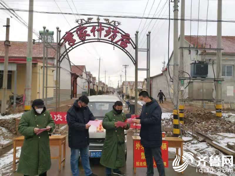 無棣縣車王鎮為風雪中值班群眾送去暖身又暖心的軍大衣