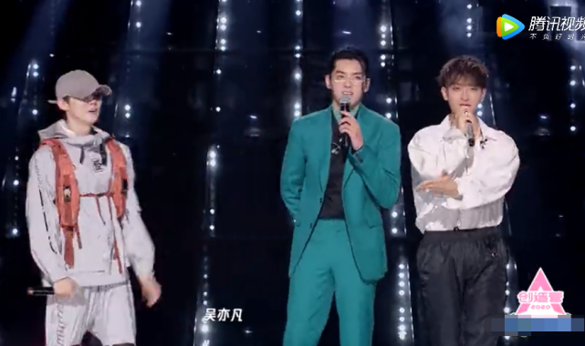 吴亦凡身高187,黄子韬身高185,为了不显矮,鹿晗站位很机智