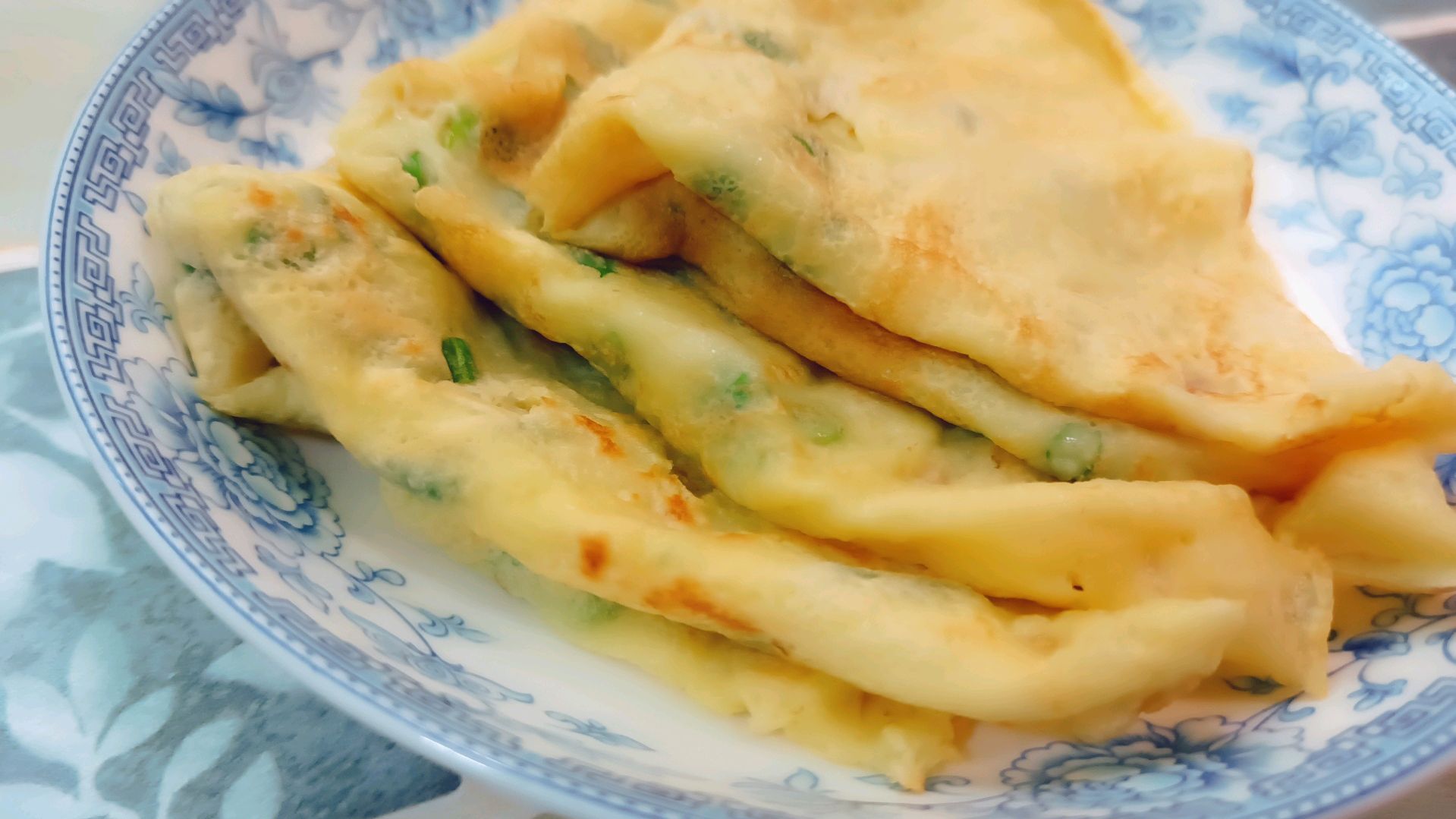 不揉面不醒面,一分钟一张的葱花鸡蛋煎饼,早餐营养又简单
