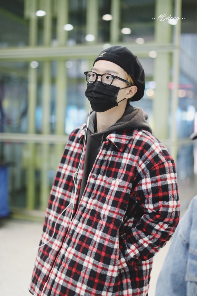 范丞丞穿格子棉衣内搭连帽卫衣回国现身机场,戴眼镜和黑口罩遮面