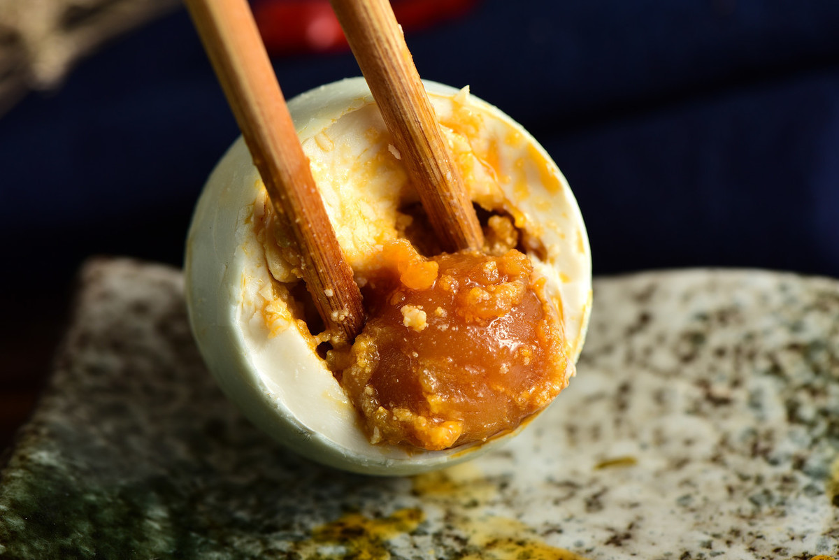 用土方法腌咸鸭蛋,多加1味料,10天就腌好,鸭蛋个个流油