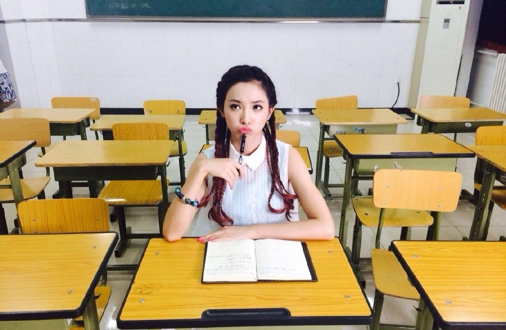 彭小苒:拥有恬静的魅力,简洁复古的穿搭,精致个性简直美极了!