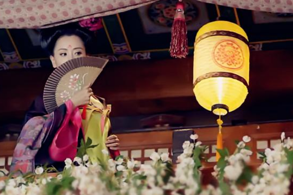 摇曳生风!细说影视剧中那些精美扇子,网友:扇子太好都想要