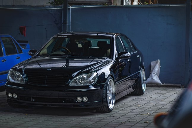 奔驰s级 w220低趴改装,让三叉星的光芒永恒绽放