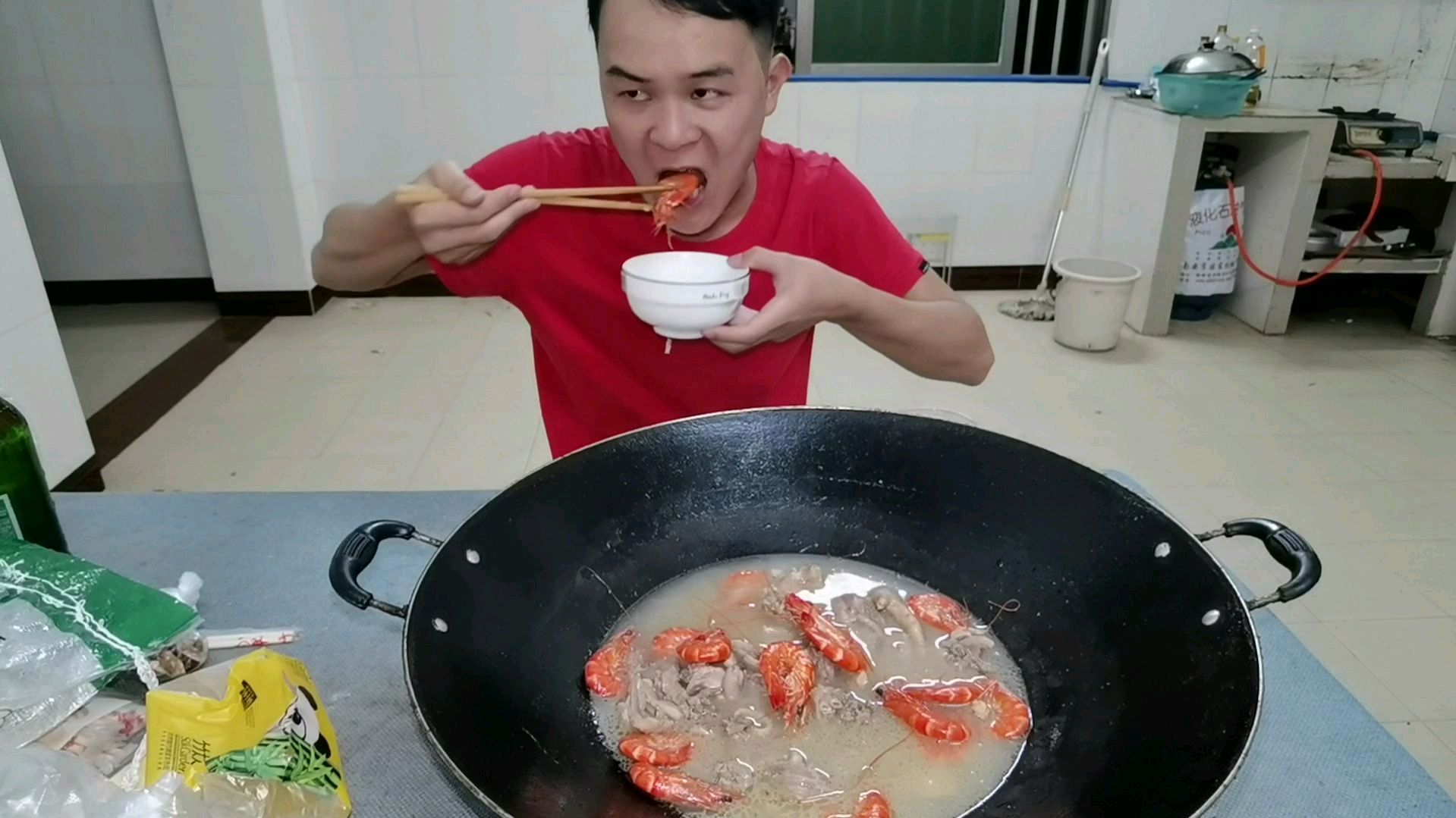 海虾最鲜的做法,就是加入文昌老母鸡,炖了一大锅不够吃