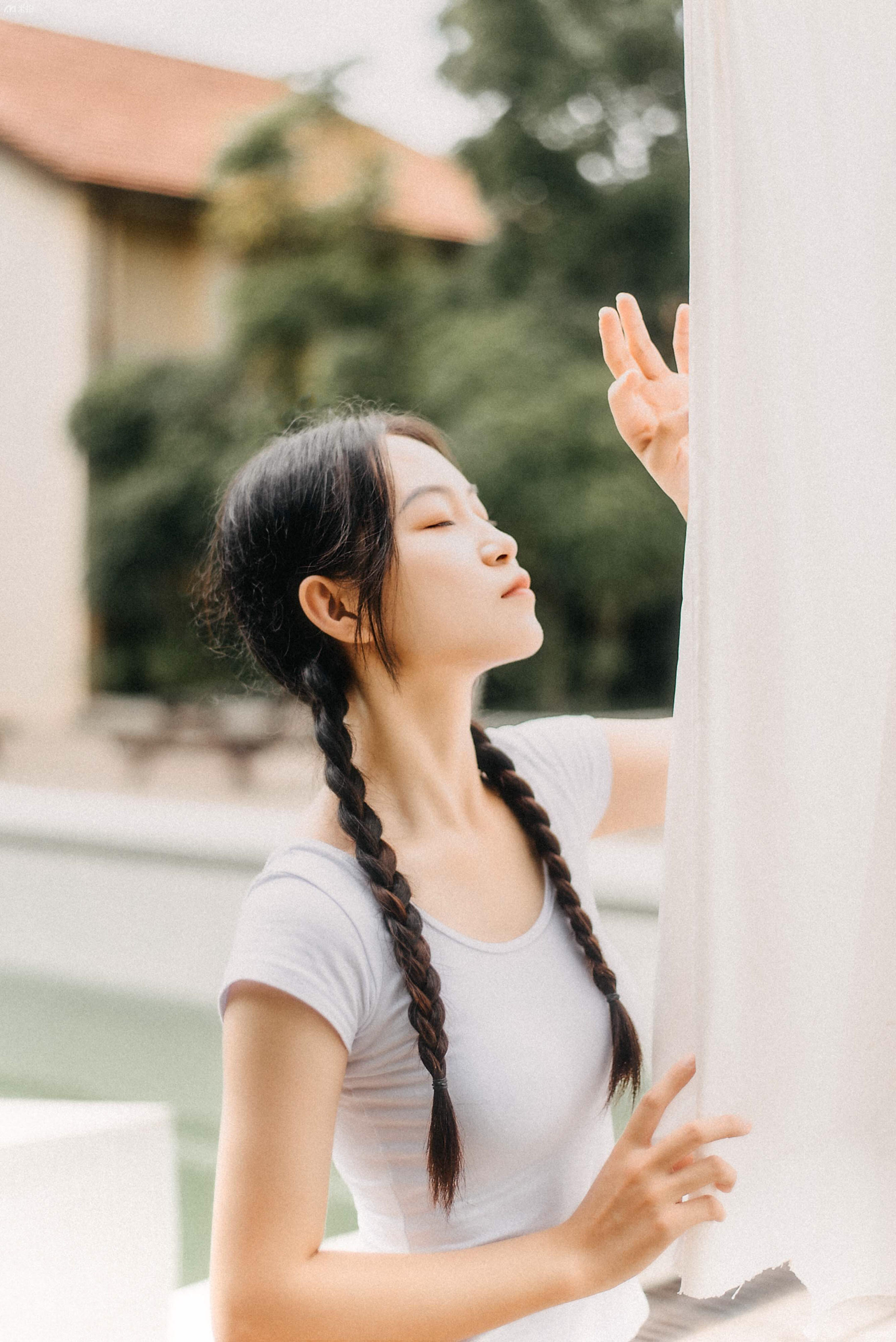 梳着两个麻花辫,身着白色t恤,简单的年代,什么都如此简单.