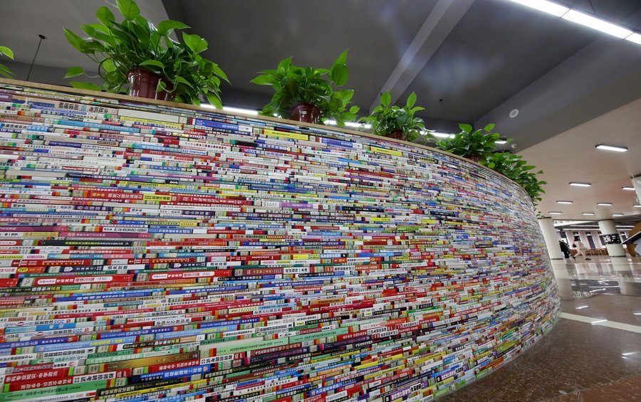 除了"书墙",图书馆入口处还有一组"空中书架",如同书海般壮观.