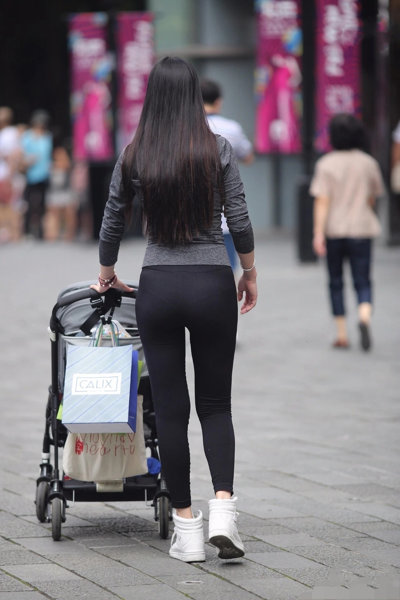 街拍:身材一级棒的辣妈,穿搭时尚,美丽动人