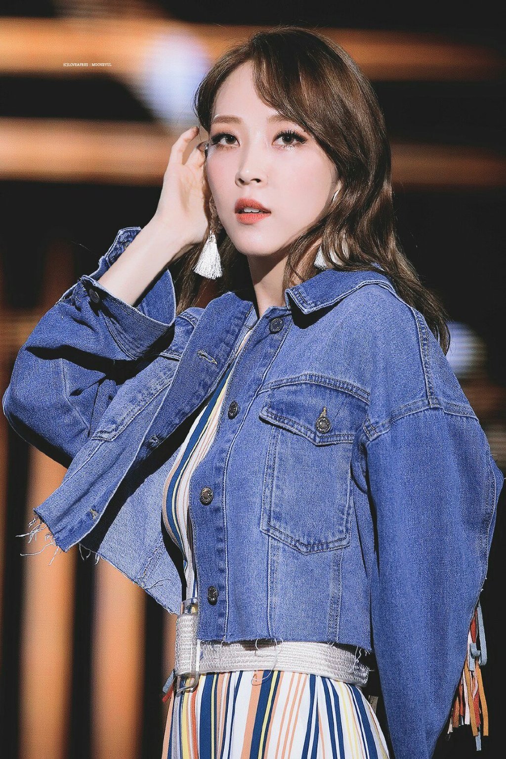 因为太胖被淘汰,减肥14公斤的文星伊,短上衣搭牛仔裤秀小蛮腰!