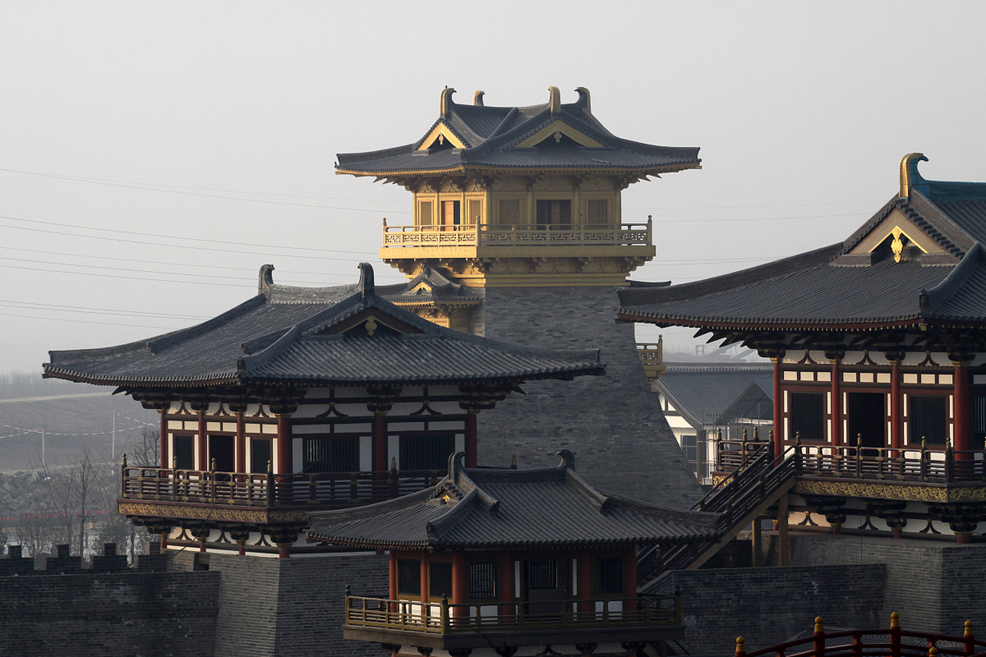 阿房宫的建造时间,司马迁在《史记》中给出了两种说法