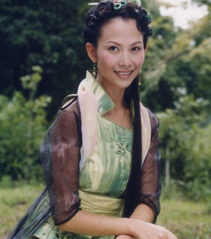 3,陈法蓉,她在剧中饰演尹天雪,是御剑山庄的大小姐,因为偷学武功,从小