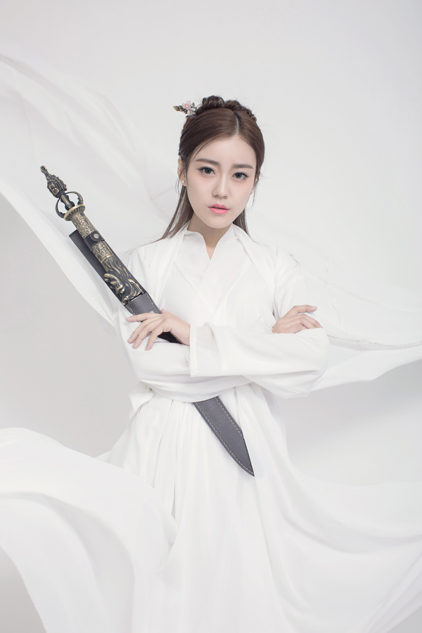 古装美女白衣飘飘仙气满满,刚柔并济演绎女孩儿坚强和柔情