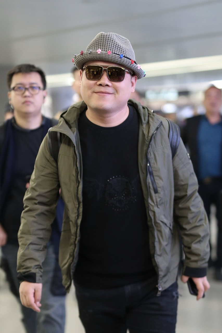 一套房和一部车的,但弟弟拒绝了,得知他拒绝的原因后,岳云鹏红了眼眶!