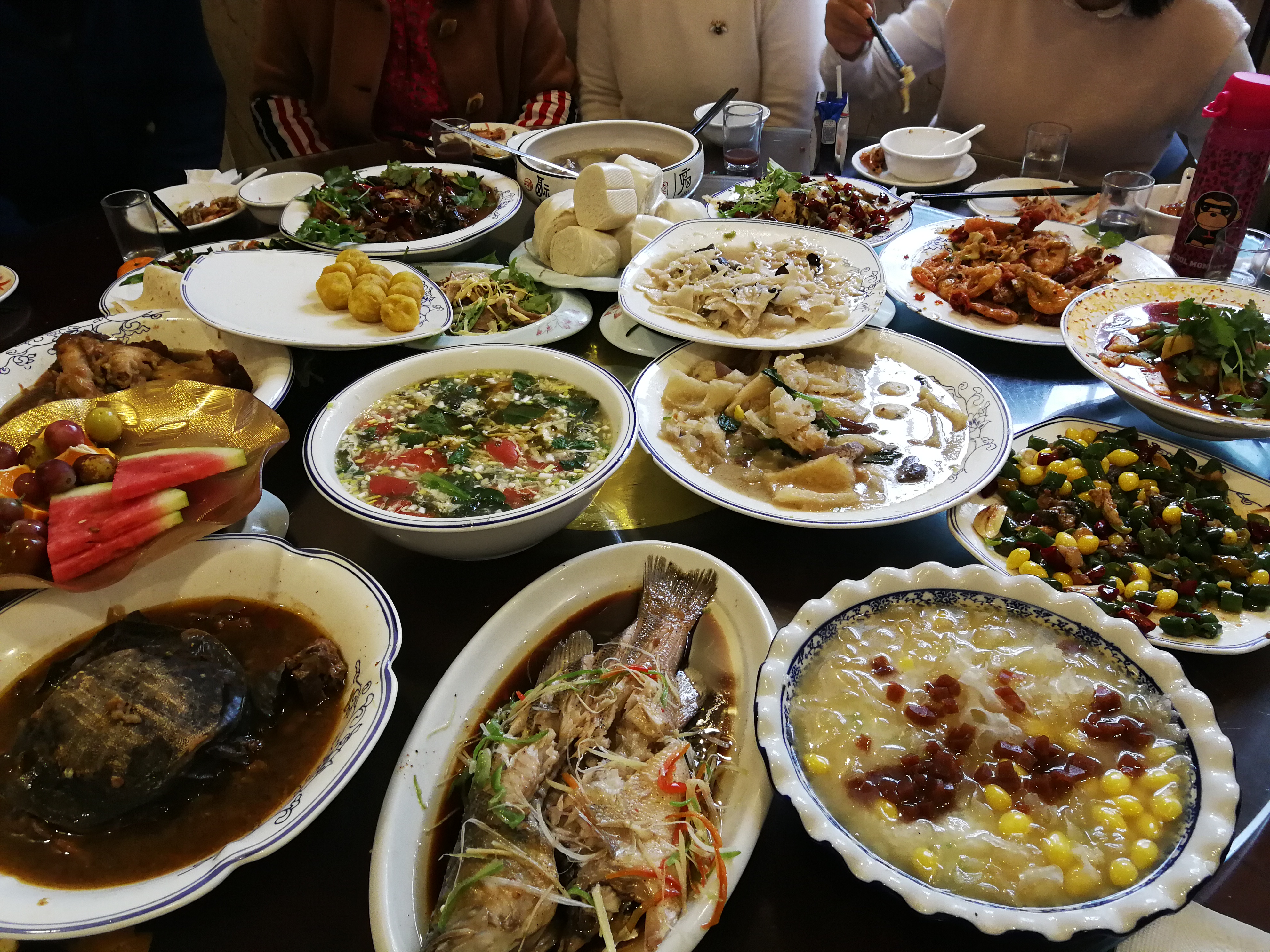 公公要在乡下宴客,婆婆一脸抱怨,看到一桌菜,婆婆笑了