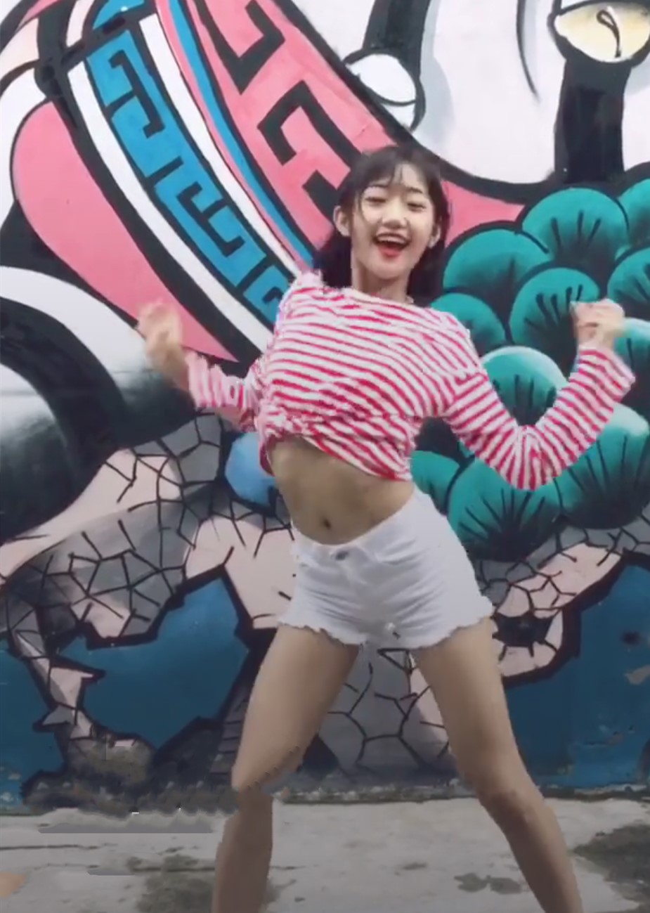 代古拉k狂秀"女友腹",短裤成亮点,网友:这么短都快露了