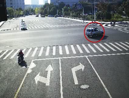 右转车道直行算违章吗?多数车主吃过亏,交警终于给出答案