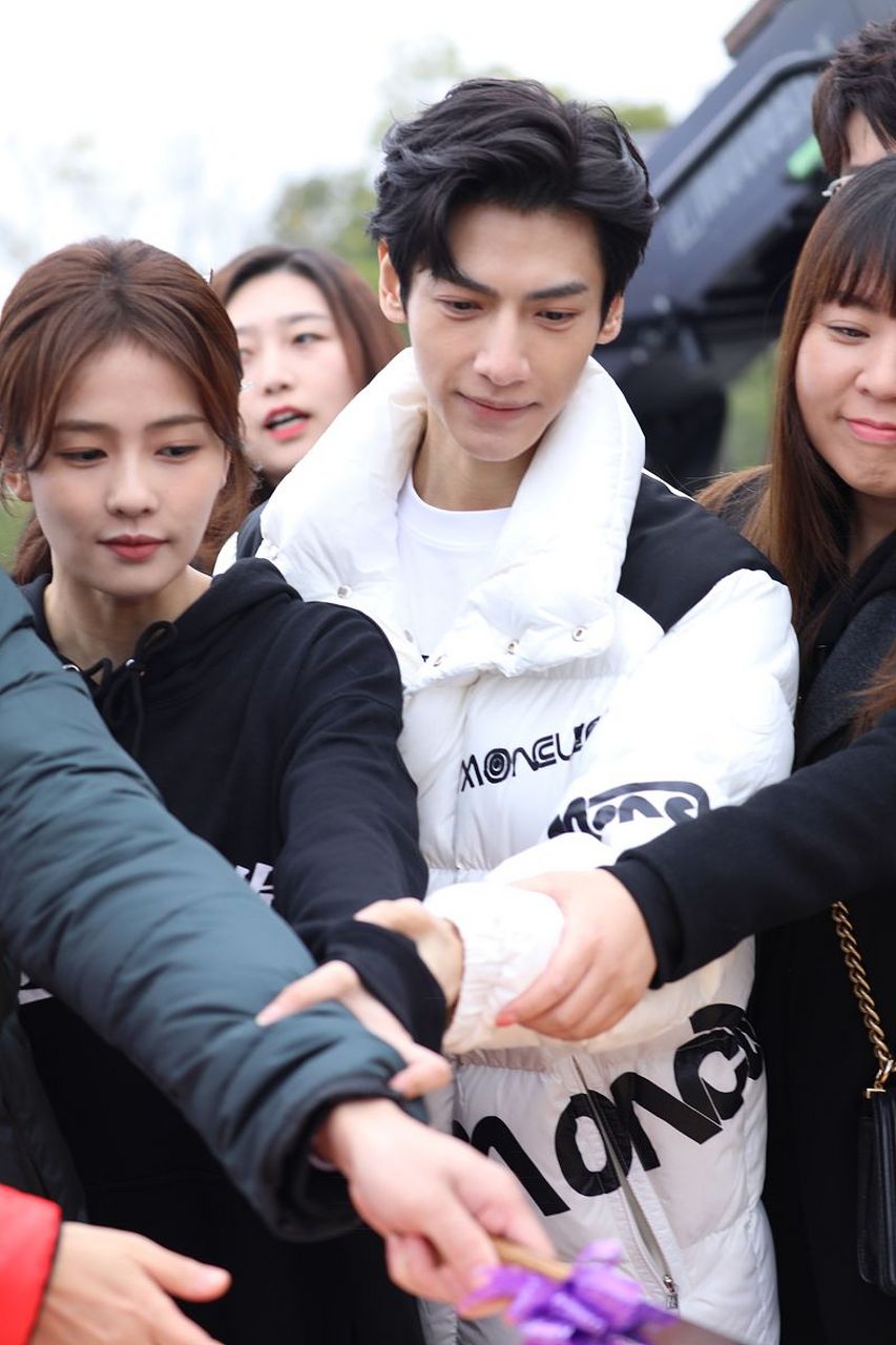 白鹿和罗云熙同框,感觉罗云熙有些太瘦了!