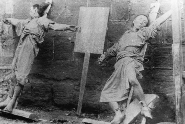 图为80年代的时候,两名农村妇女在大街上吵架,众人在劝架.