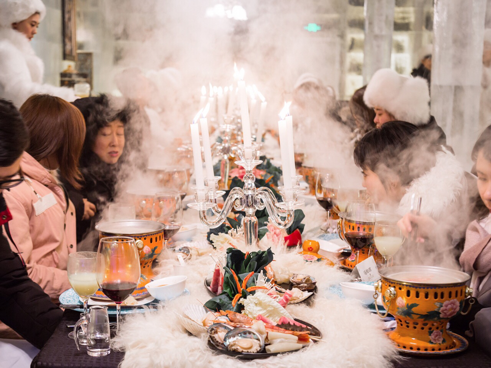 在零下25°c的冰屋吃着热气腾腾的火锅,网友:难以想象啊!