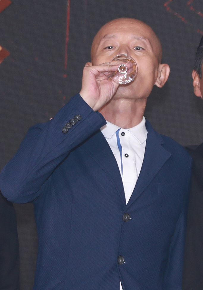 好久不见!葛优暴瘦亮相活动 与女友人碰杯喝酒表情呆萌