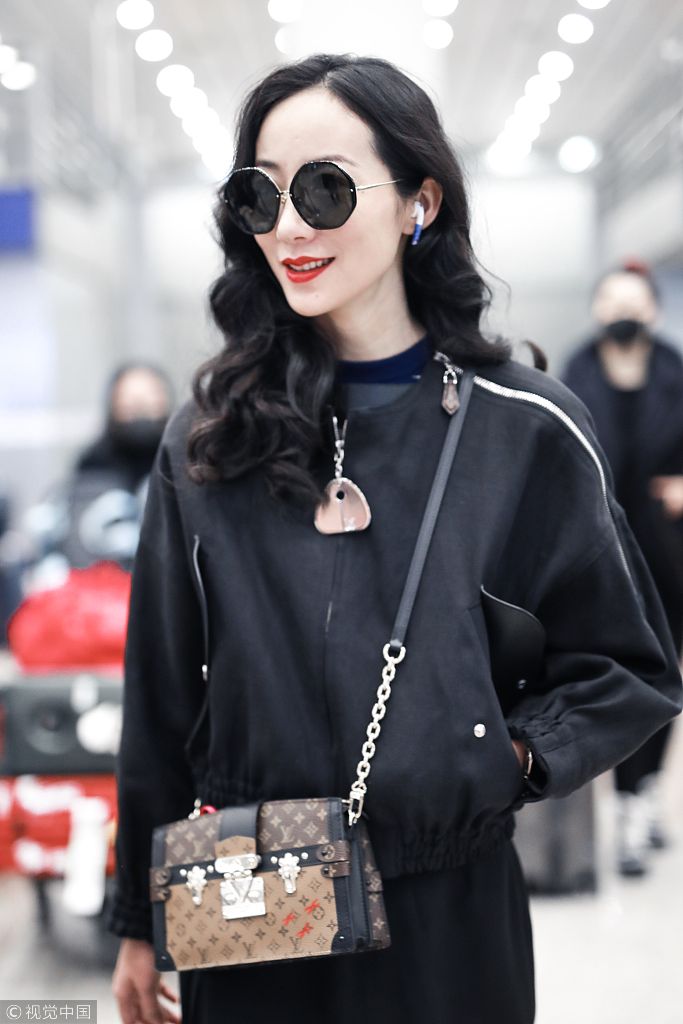 韩雪黑裙黑墨镜变身冷艳御姐 烈焰红唇对镜摆酷姿帅出血