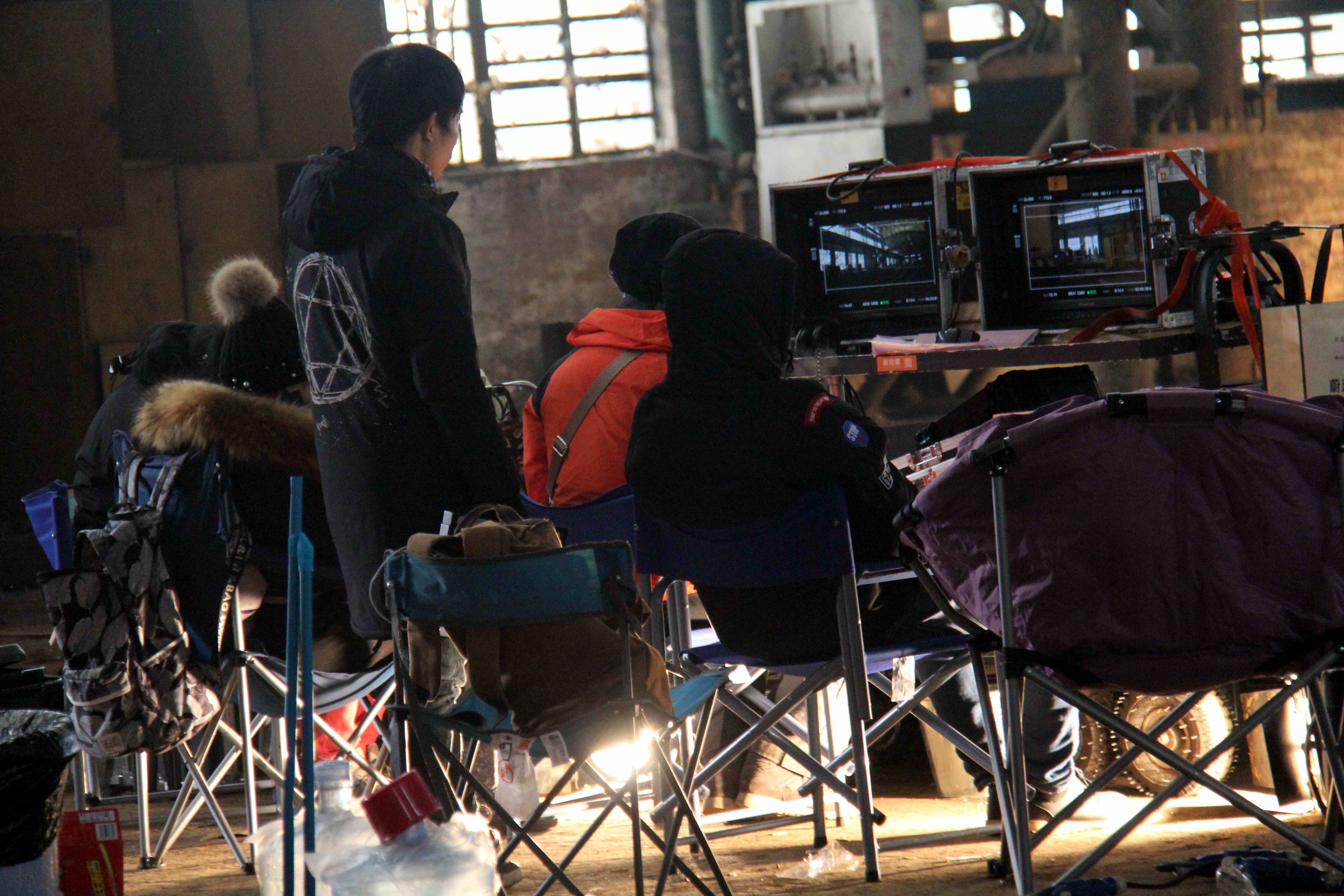 第一次走进拍电影的片场,发现这帅哥的工作好像最清闲