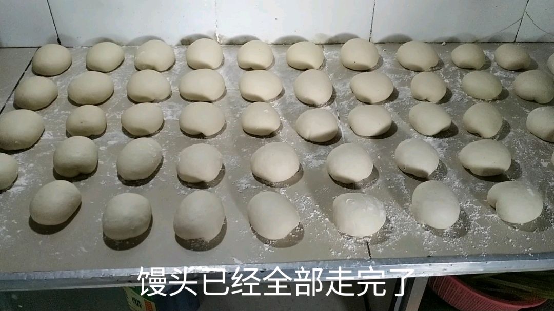 农村小伙用土锅蒸了一锅馒头又虚又白,大家来看看咋样
