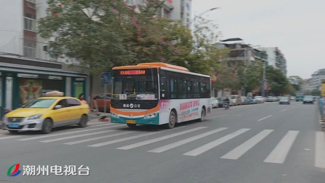 潮州公交车候车亭被占用现象严重,影响正常交通秩序