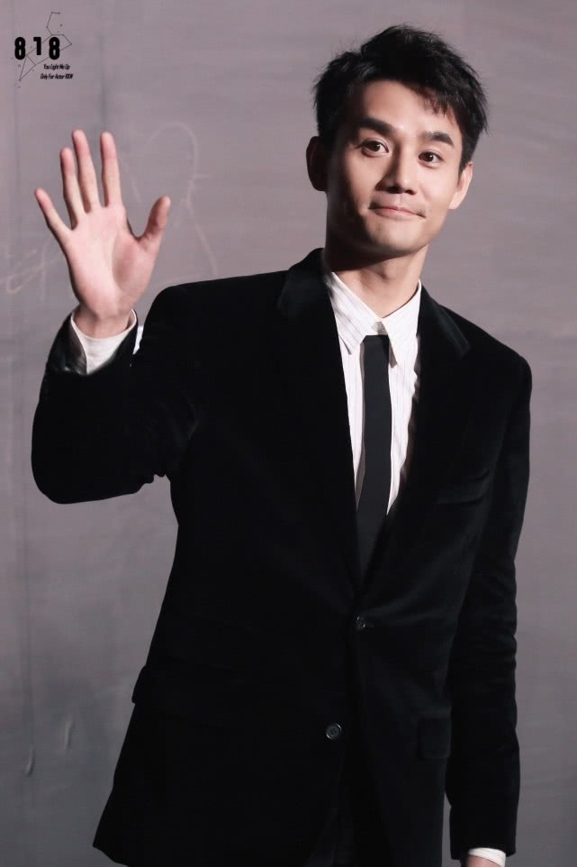 手长任性,王凯的手居然能同时握住话筒并点赞