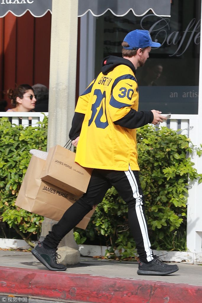 施瓦辛格长子逛街狂买奢侈品逍遥自在 胡子拉碴运动风秀男人味