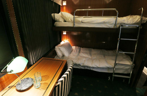 日本的卧铺看起来就温馨了许多,一个单独的小房间,双人床,桌子,据说