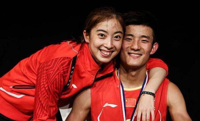 奥运冠军谌龙晒娇妻孕照,自黑希望孩子眼睛别太小,妻子发话了