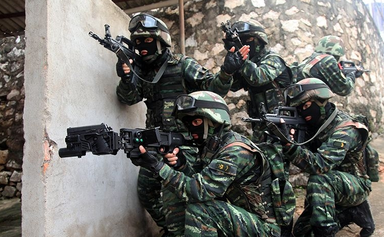 为何执行任务时特警选择戴头套,而特种兵却是满面油彩?