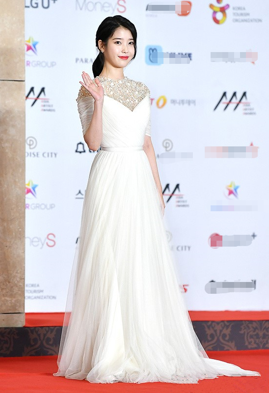 韩国aaa颁奖礼众星云集,李圣经黑衣气场强大,iu秀智美出新高度