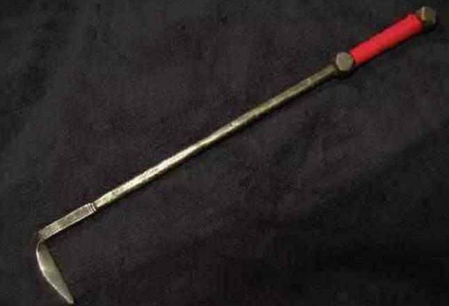 蛇形剑,全长只有半米左右,握把很短,末端位置雕刻了一个蛇头,剑身弯弯