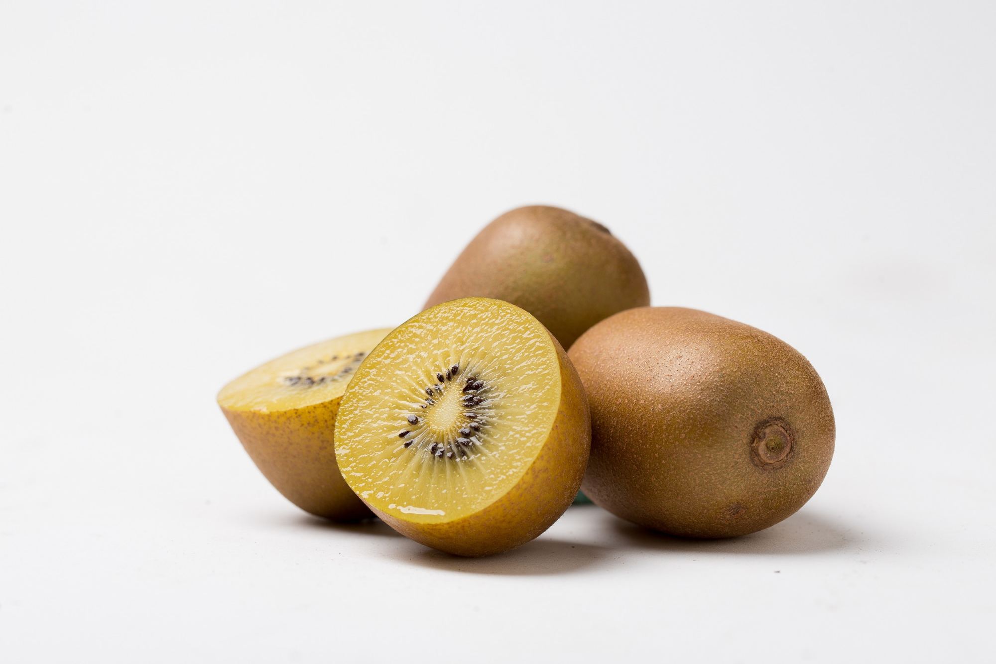 挑选猕猴桃时,别再被骗了!老果农:牢记这4点,果肉细嫩又香甜