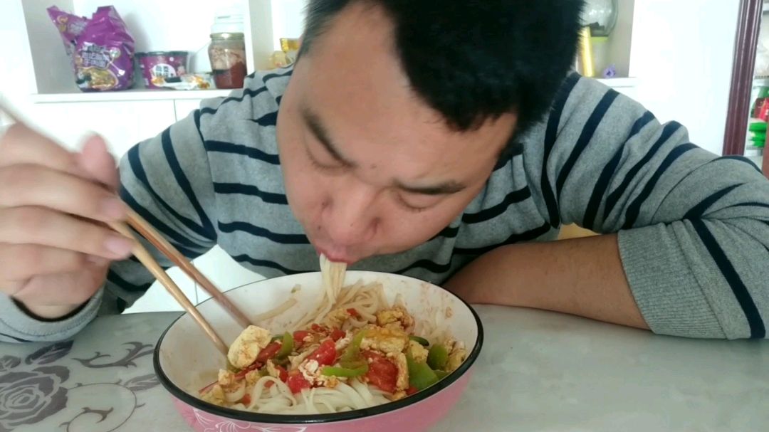 鸡蛋番茄捞面条,家乡河南的味道,吃一大碗吃爽了