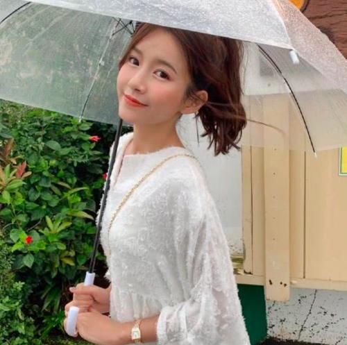 陈赫带女儿逛商场,安安有气球玩不理爸爸,张子萱老公显委屈