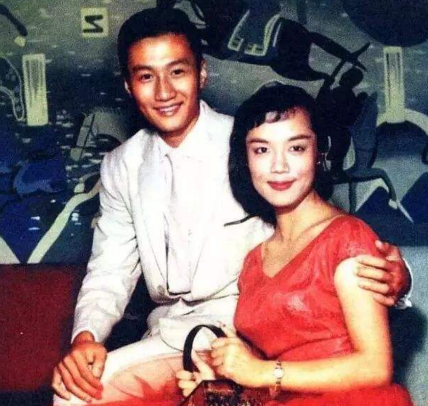 刘嘉玲晒与谢贤合照,同穿白色外套抢镜,近30岁年龄差完全看不出
