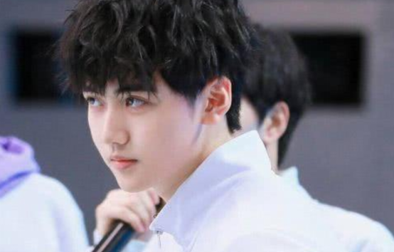 少喝了几百杯奶茶,放弃了购物车里的mac,焉栩嘉出道时她哭了