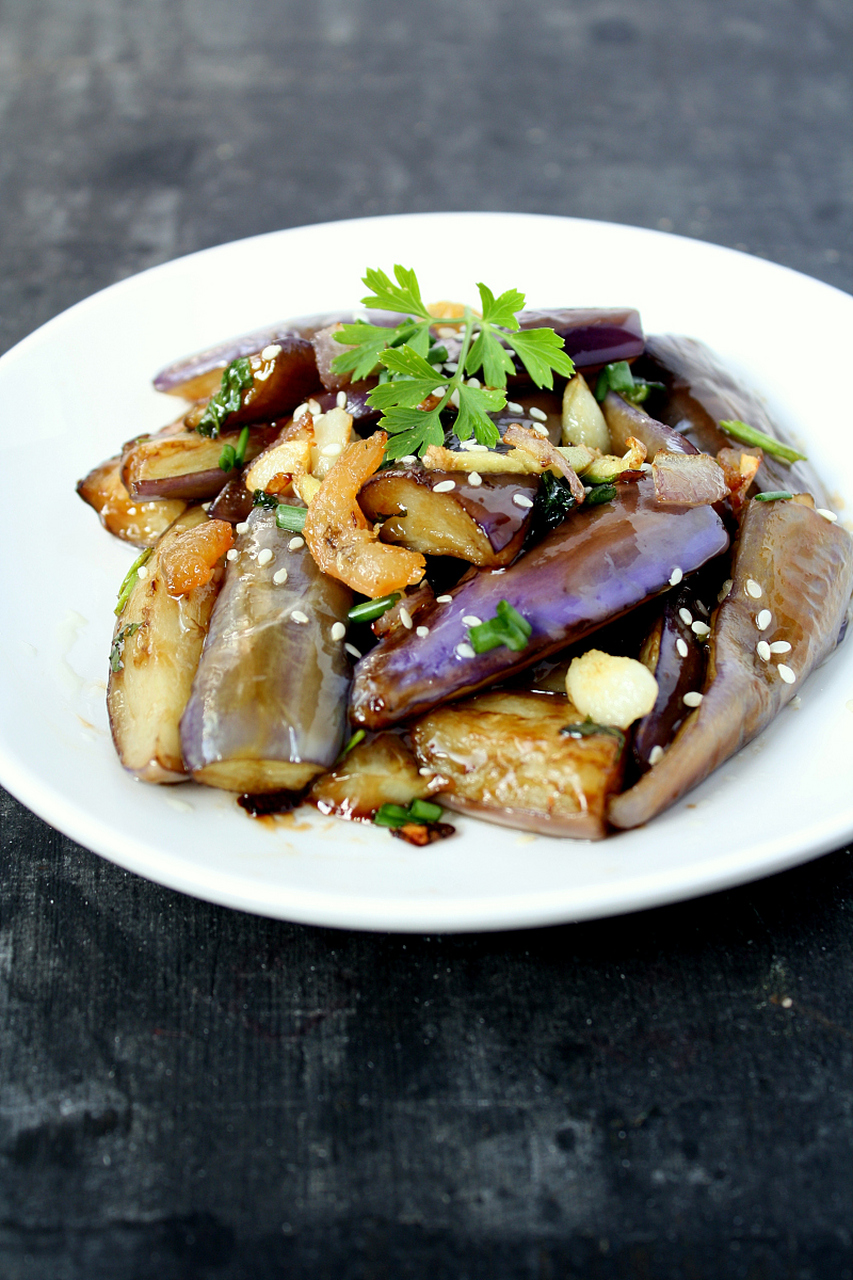 酱烧茄子  制作配料:紫茄2个 大蒜2个  酱汁:淀粉1勺 生抽2勺 蚝油1