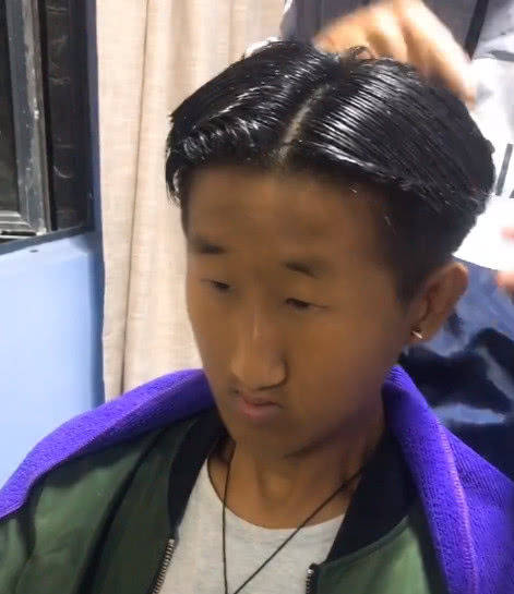 网红"紧凑哥"换发型,"中分"重回自信,网友:挺标志的小伙子