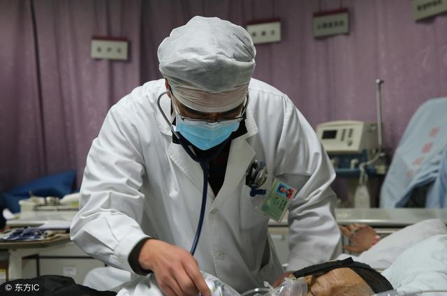 医生带病加班打了三个喷嚏,家属说:医生,你可以先医好你自己吗