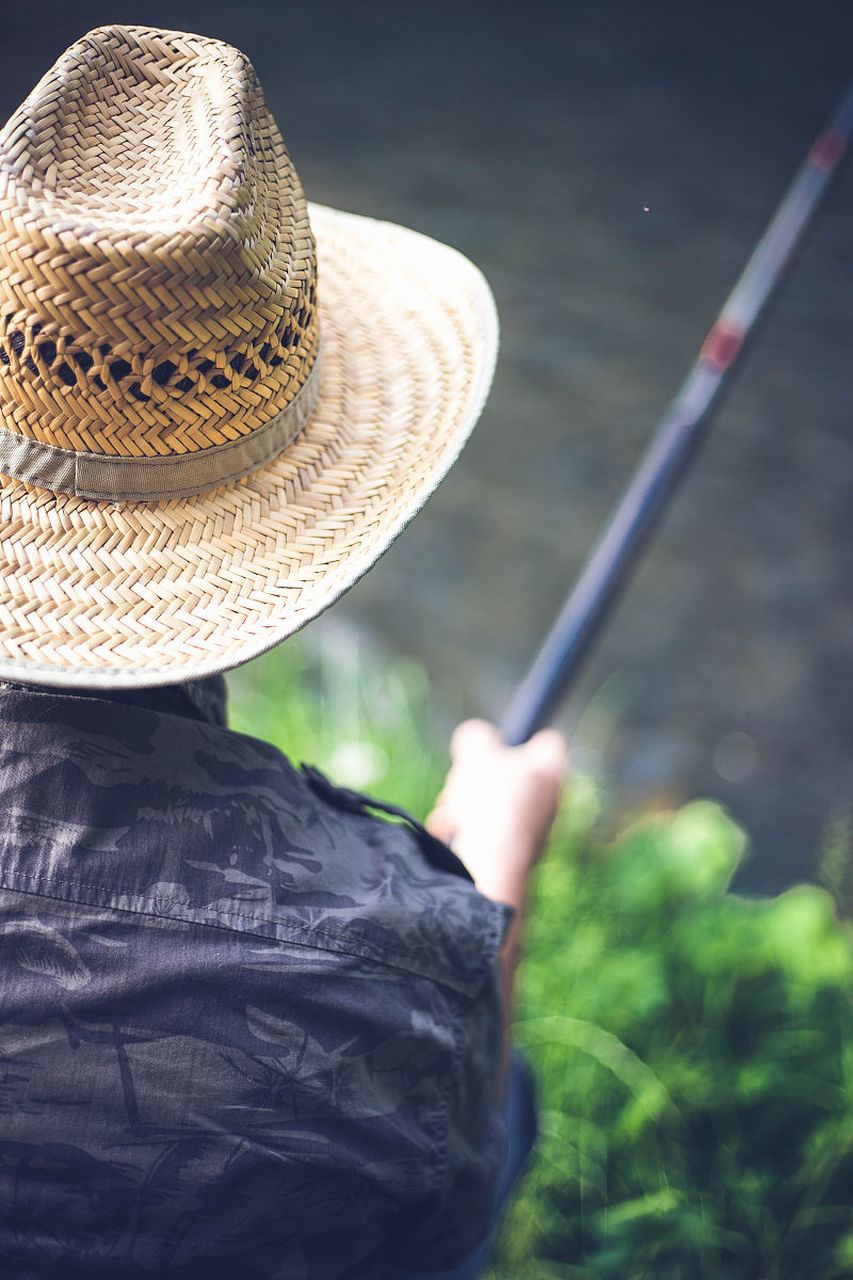 钓鱼佬的一天通常始于清晨,那时他们会带上他们的钓具和食物,前往他们