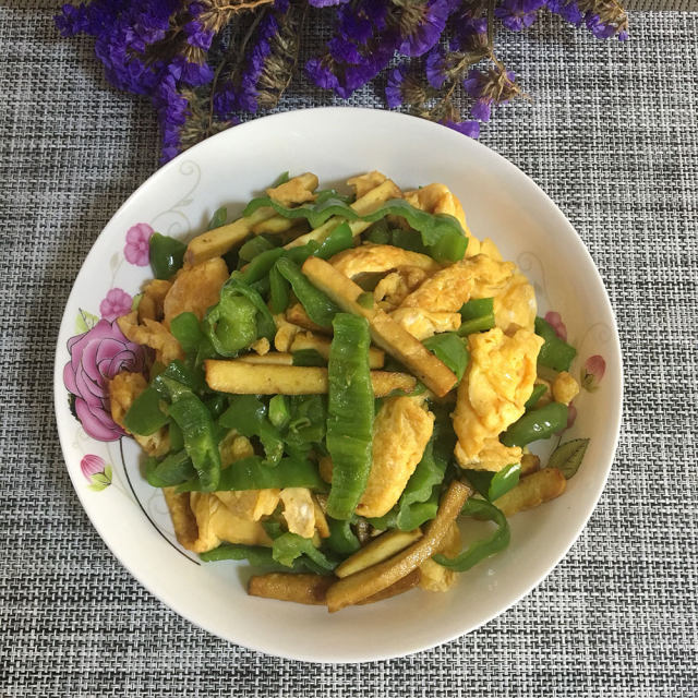 青椒香干炒鸡蛋,鲜美好吃下饭,简单的食材,不一样的