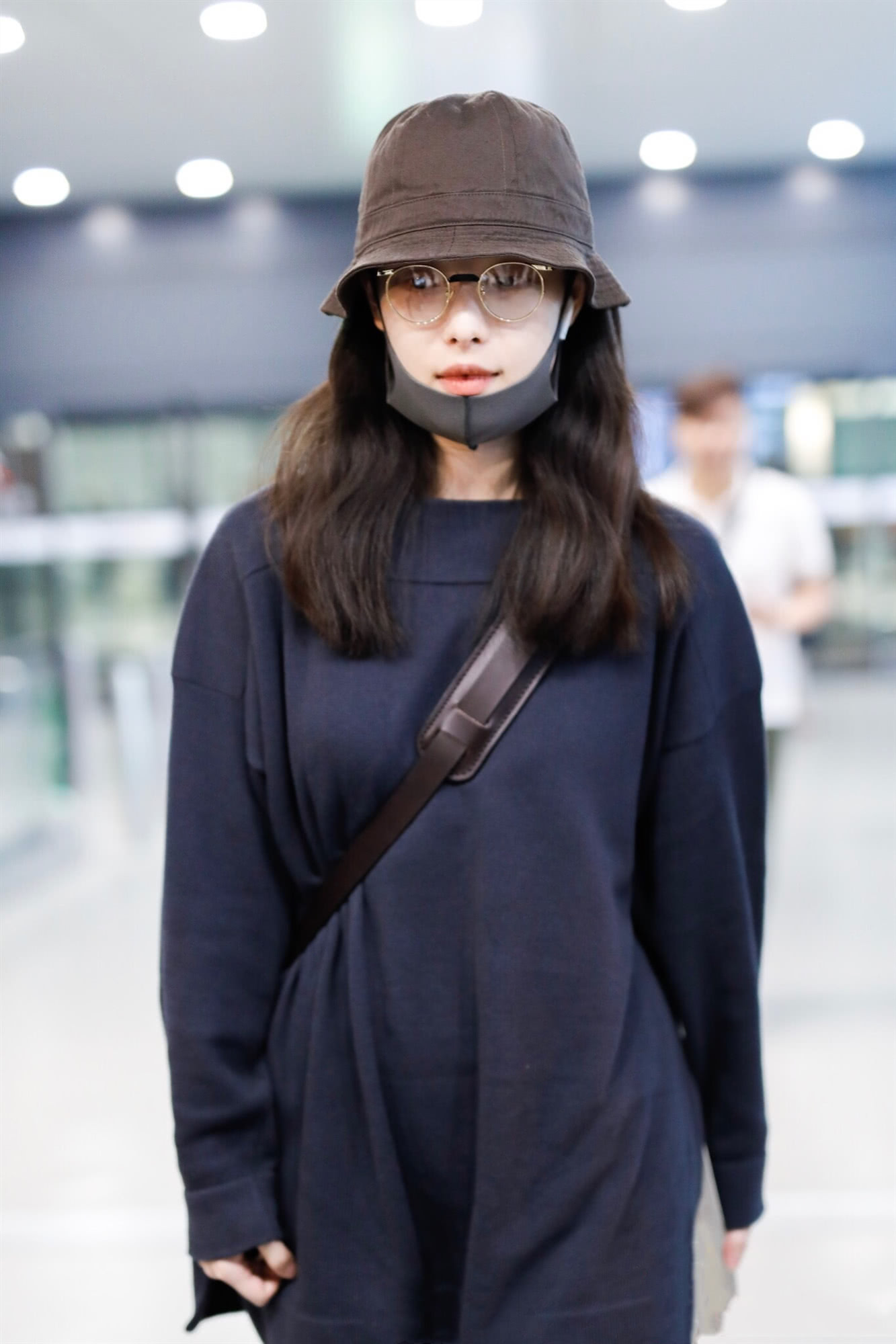 30岁倪妮纯素颜大方任拍,渔夫帽搭配圆框眼镜文艺范十足!