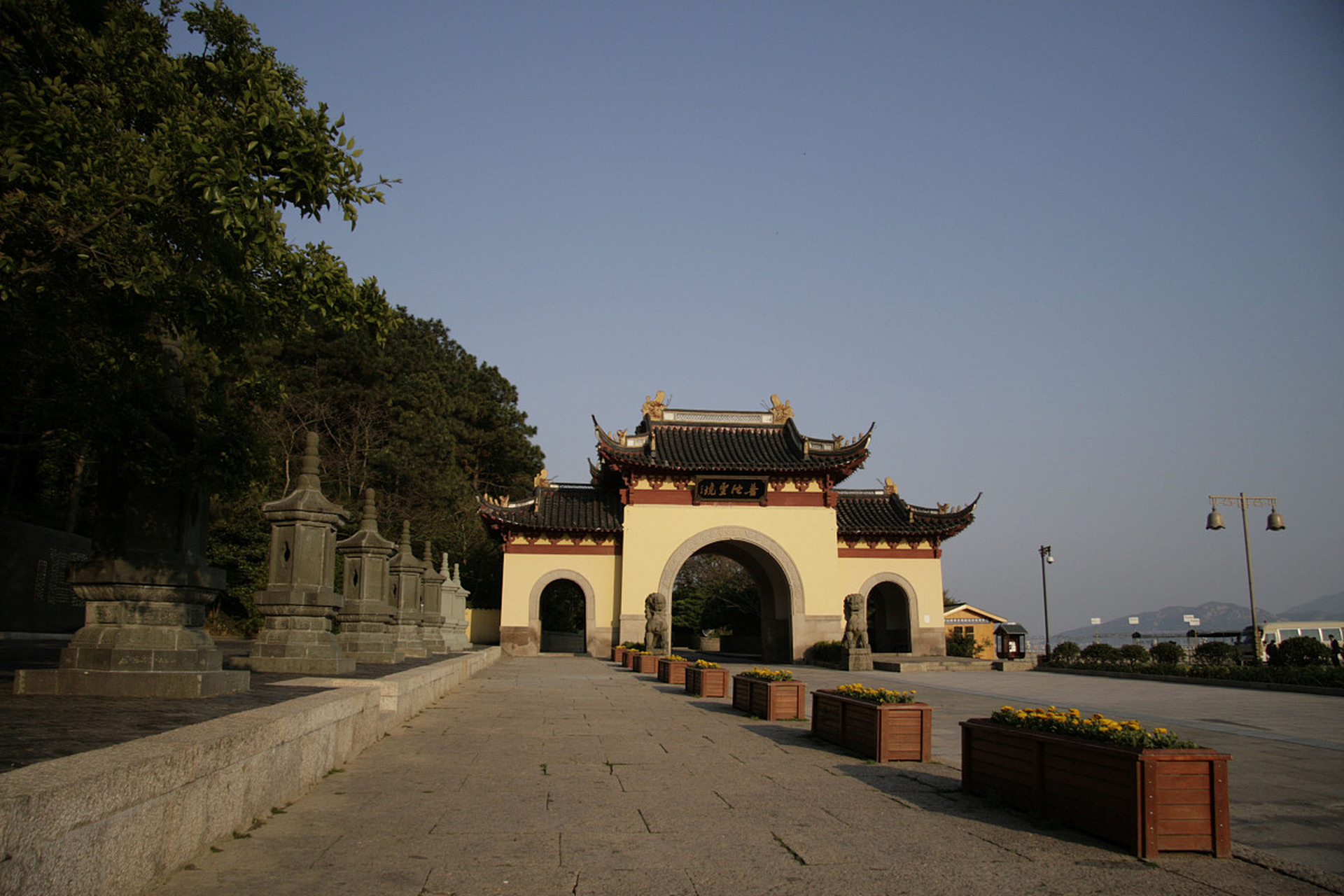 江心寺,原名龙翔禅寺,坐落在温州市北郭永清门外的瓯江中央小岛上,以