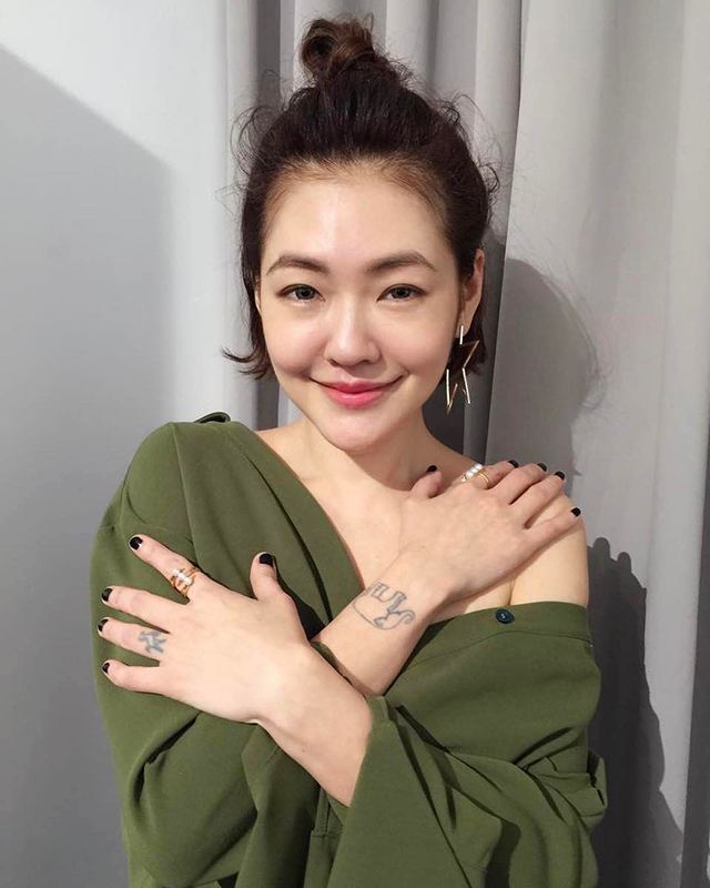 女明星纹身,小s的呆萌赵丽颖的清新,而她的简直是黑社会大姐大