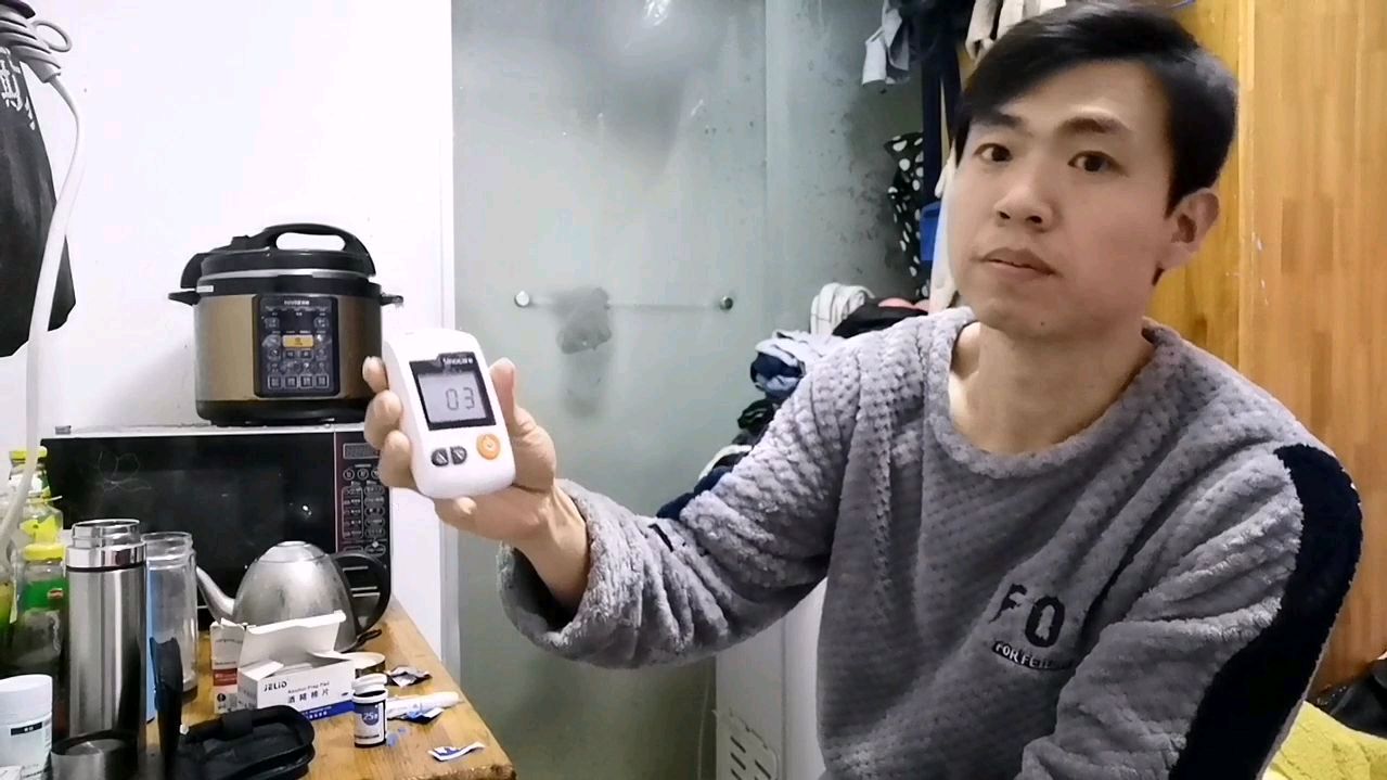 糖尿病人晚饭,猪肉炖青菜豆腐,香酥芝麻饼,测个血糖看看咋样?